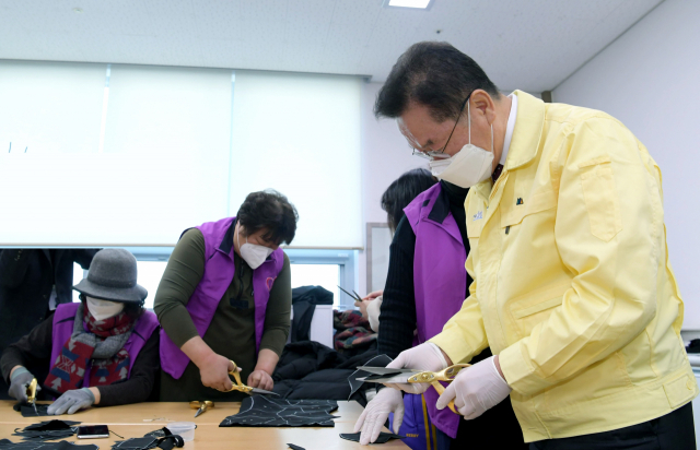 영천시는 경북도에서 23개 시군을 대상으로 실시한 경북형 마스크 실적평가에서 1위를 차지했다. 최기문 영천시장이 자원봉사자들과