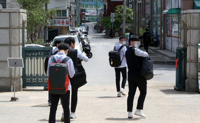 지난 20일 오전 인천광역시 남동구 한 고등학교에서 긴급 귀가 조치에 따라 학생들이 귀가하고 있다. 이날 신종 코로나바이러스 감염증 고3 확진자 2명이 발생하자 인천시교육청은 미추홀구·중구·동구·남동구·연수구 내 고등학교 66곳의 고3 학생들을 등교하자마자 모두 귀가하도록 조치했다. 연합뉴스