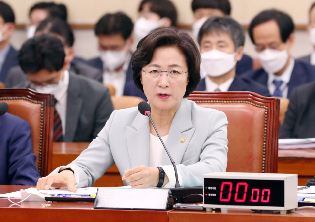 추미애 법무부 장관이 20일 오전 서울 여의도 국회에서 열린 법제사법위원회 전체회의에서 의원 질의에 답하고 있다. 연합뉴스