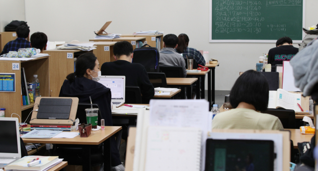 대구 중구의 한 공무원 학원에서 수강생들이 시험공부를 하고 있다. 김영진 기자 kyjmaeil@imaeil.com