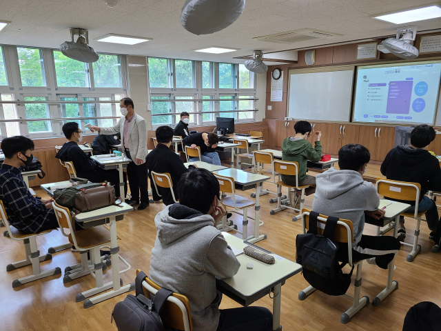 안동 영문고등학교 고3 교실에서 교사가 학생들의 체온을 재고 있다. 김영진 기자