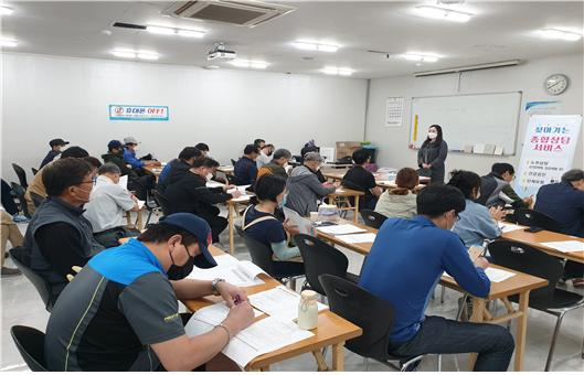 건설근로자공제회 대구지사의 찾아가는 종합상담서비스 장면.