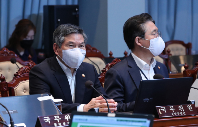 정경두 국방부 장관(왼쪽)과 성윤모 산업통상자원부 장관이 12일 오전 청와대에서 열린 국무회의에 참석해 있다. 연합뉴스