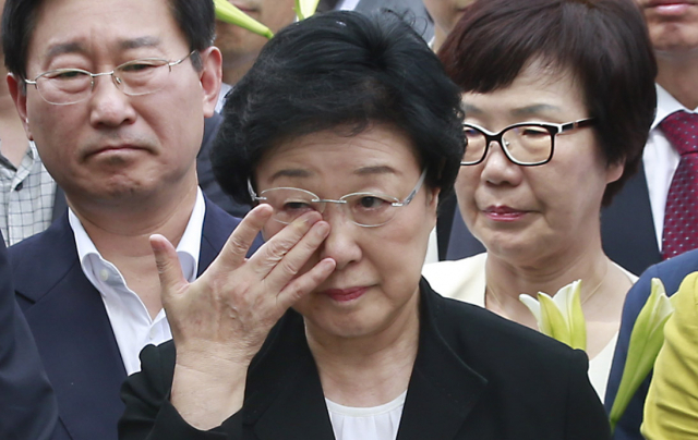 더불어민주당 지도부가 지난 20일 검찰의 강압 수사 비리 의혹이 제기된 한명숙 전 총리 뇌물수수 사건에 대한 재조사를 촉구하고 나섰다. 김태년 원내대표는 이날 최고위원회의에서 최근 공개된 고(故) 한만호 씨의 옥중 비망록 내용을 거론한 뒤 
