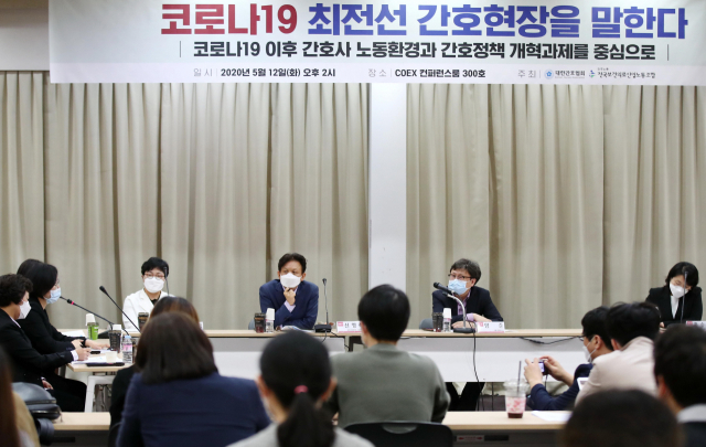 세계보건기구(WHO) 지정 국제 간호사의 날인 지난 12일 오후 서울 강남구 코엑스 콘퍼런스룸에서 열린 감염병 대응 보건의료정책 좌담회에 참석한 조하숙 계명대동산병원 간호부장(왼쪽 두번째)이 코로나19 대응과정 경험 및 환경 증언을 하고 있다. 사진은 기사와 무관함. 연합뉴스
