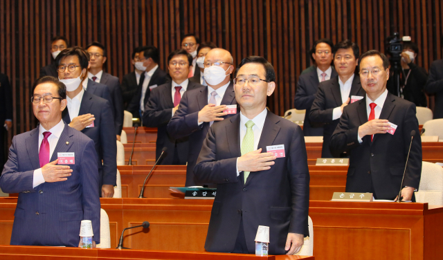 미래통합당 주호영 원내대표, 이종배 정책위의장과 제21대 국회의원 당선자들이 21일 국회 예결위회의장에서 열린 당선자 워크숍에서 국민의례 하고 있다. 연합뉴스