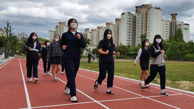 등교수업을 시작한 안동 경안여자고등학교 학생들이 점심 식사 후 운동장을 돌며 간단한 운동을 하고 있다. 경안여고 제공