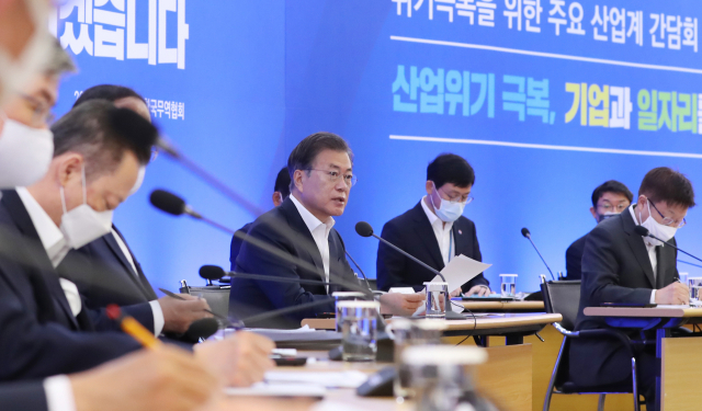 박용만 대한상공회의소 회장(왼쪽)과 김영주 무역협회 회장(오른쪽)이 21일 서울 강남구 삼성동 무역협회 대회의실에서 열린 