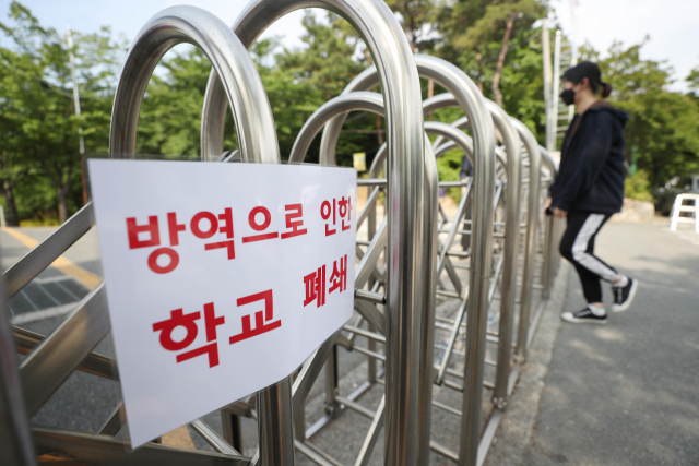 지난 21일 대구농업마이스터고에서 한 재학생이 코로나19 검사를 받기 위해 학교에 들어가고 있다. 연합뉴스