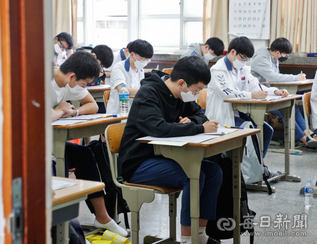 고2라면 느긋하게 대입을 준비할 때가 아니다. 지금부터 학습·진학 전략을 세워 꾸준히 실천해나가야 한다. 특히 내신 관리를 쉽게 포기해선 안된다. 여러 전형에서 중요한 평가요소여서다. 지난해 전국연합학력평가를 치르는 대구 한 고교의 고3 학생들 모습. 매일신문 DB