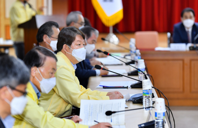 21일 열린 제3차 코로나19 비상경제 대책회의에서 권영진 대구시장이 발언하고 있다. 대구시 제공