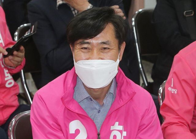 지난 15일 오후 부산 수영구 미래통합당 부산시당사에서 방송 3사 출구조사 결과 우세가 점쳐지자 하태경 부산선대위본부장이 활짝 웃고 있다. 연합뉴스