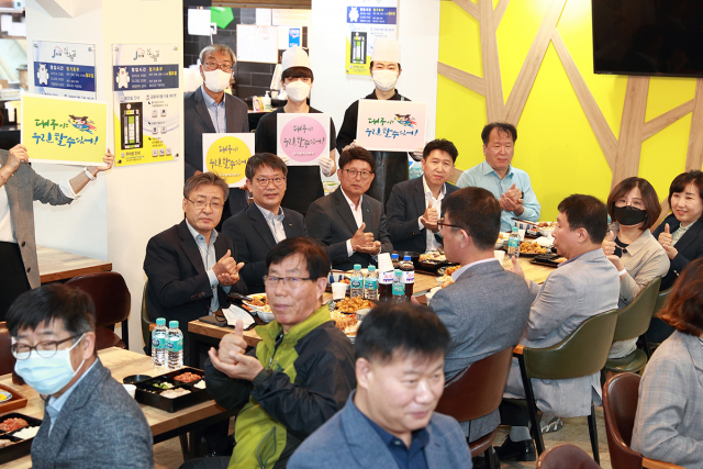 20일 대구 북구청 배광식 구청장과 간부공무원들이 산격종합시장 신다림길 청년몰을 방문해 민생경제현장의 어려움을 청취하고 상인들과 오찬 간담회를 가졌다. 북구청 제공