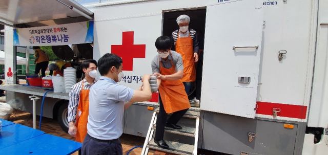 중소벤처기업진흥공단 경북지역본부 및 대구경북연수원 임직원들이 구미지역 취약계층들에게 급식도시락 포장·전달 등 사회공헌활동을 하고 있다. 중소벤처기업진흥공단 제공