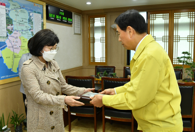 최영조 경산시장이 지난달 22일 코로나19 사태속에서도 환자진료를 지속하다 세상을 떠난 허영구내과 원장(고 허영구) 유족에게 공로패를 수여했다. 경산시 제공
