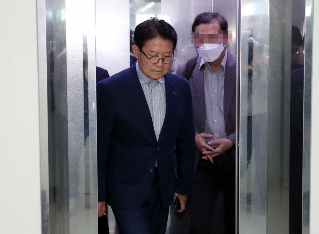 더불어시민당 우희종 대표가 지난 12일 오전 서울 영등포구 더불어시민당 당사에서 용혜인·조정훈 당선인에 대한 제명을 확정하기 위해 열리는 최고위원회의에 입장하고 있다. 연합뉴스