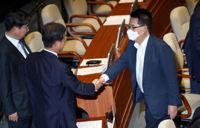 20일 국회 본회의장에서 열린 제378회 국회(임시회) 제1차 본회의에서 민생당 박지원 의원과 더불어민주당 원혜영 의원이 인사하고 있다. 연합뉴스