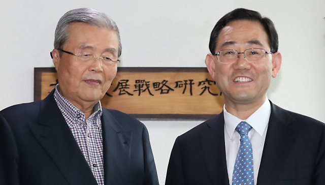 미래통합당 주호영 원내대표와 김종인 비대위원장 내정자가 22일 오후 서울 종로구에 위치한 김 내정자의 사무실에서 만난 뒤 나오고 있다. 연합뉴스