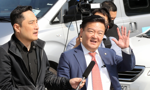 4·15총선 개표 조작 의혹을 주장해온 미래통합당 민경욱 의원이 강용석 변호사와 함께 21일 오후 경기도 의정부지검에 출석하며 지지자에게 손을 흔들고 있다. 연합뉴스