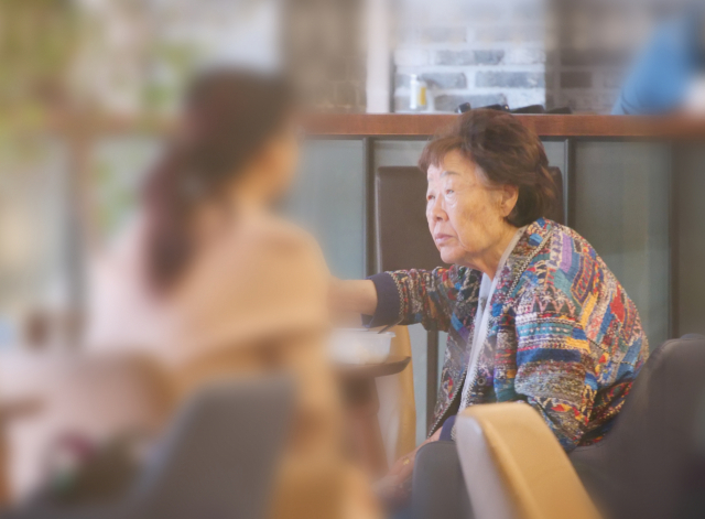 일본군 위안부 피해자 이용수 할머니가 23일 오전 기거 중인 한 숙소에서 식사를 하고 있다. 안성완 기자 asw0727@imaeil.com