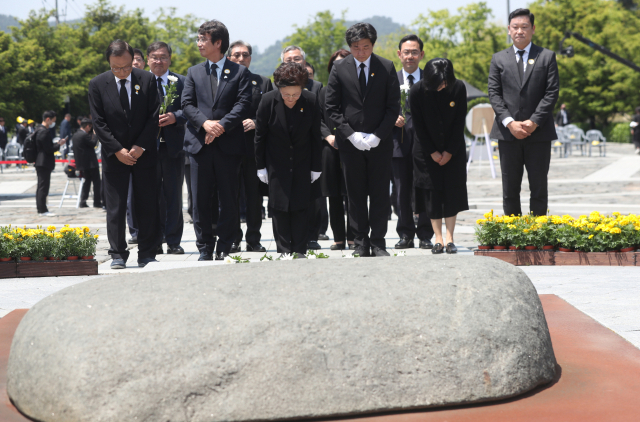 23일 오전 경남 김해시 진영읍 봉하마을에서 열린 노무현 전 대통령 서거 11주기 추도식에서 권양숙 여사 등 참석 내빈이 묵념하고 있다. 왼쪽부터 이해찬 더불어민주당 대표, 유시민 노무현재단 이사장, 권양숙 여사, 아들 노건호 씨, 딸 노정연, 사위 곽상언씨. 연합뉴스