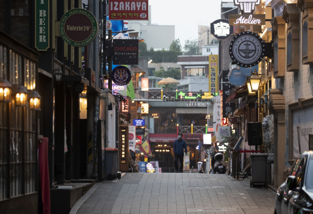지난 16일 오후 신종 코로나바이러스 감염증(코로나19) 여파로 서울 이태원 거리가 비교적 한산하다. 연합뉴스