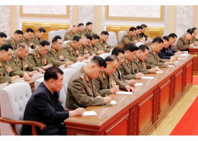 북한은 김정은 국무위원장이 주재한 가운데 당 중앙군사위원회 제7기 제4차 확대회의를 열었다고 북한매체들이 24일 보도했다. 회의에 참석한 중앙군사위원회 위원들이 각자 종이에 무언가를 적고 있다. 연합뉴스