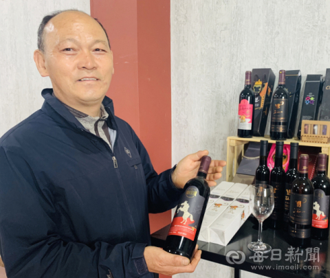조흔 와이너리 서광복 대표가 직접 만든 와인을 설명하고 있다. 구민수 기자