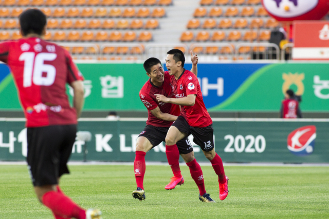 23일 상주시민운동장에서 열린 광주FC와 경기에서 상주상무 강상우(오른쪽)가 전반 5분 왼발슈팅을 성공시킨 뒤 기뻐하고 있다. 상주상무 제공