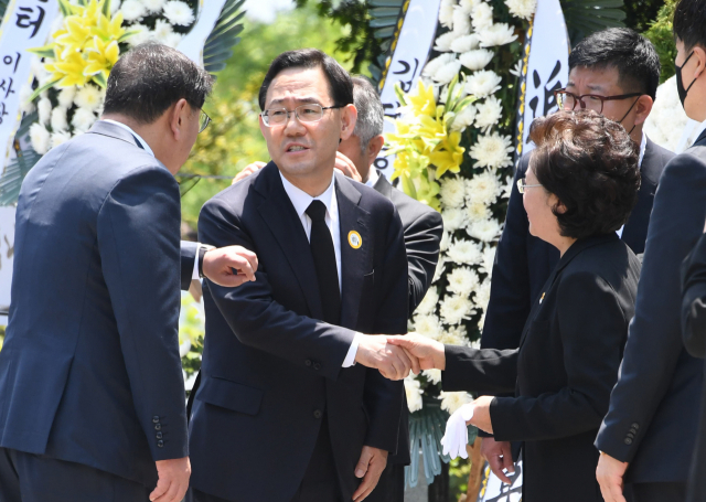 23일 오전 경남 김해시 진영읍 봉하마을에서 열린 노무현 전 대통령 서거 11주기 추도식 종료 후 권양숙 여사(오른쪽)와 주호영 미래통합당 원내대표가 악수하고 있다. 주 원내대표 왼쪽은 김태년 더불어민주당 원내대표. 연합뉴스