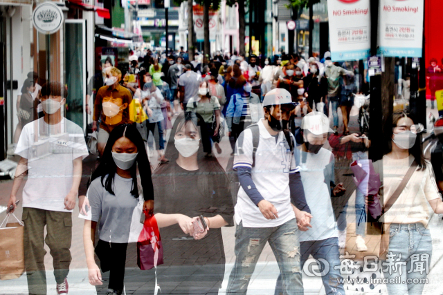 다중이용시설이 밀집해 있는 대구 동성로에서 지난 24일 시민들이 마스크를 착용한 채 이동하고 있다. 우태욱 기자 woo@imaeil.com