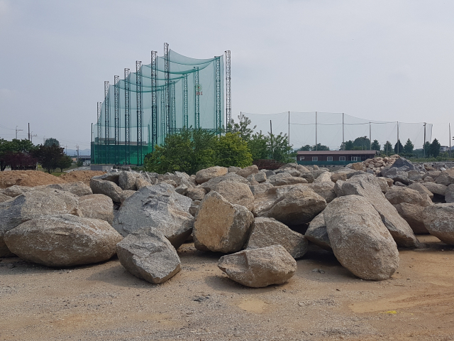 불법성토된 문경시 영순면 포내리 농경지 한켠에는 산 절개공사와 도로개설 공사현장에서 반출된 것으로 추정되는 발파석 등이 엄청나게 쌓여 있다.고도현 기자