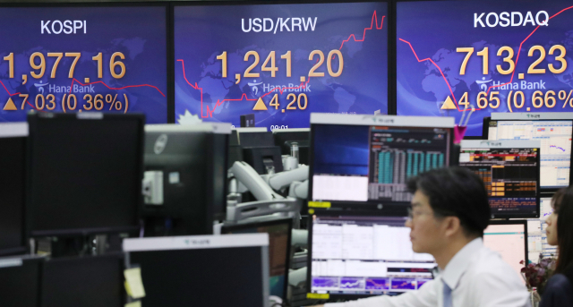 코스피가 상승 출발한 25일 오전 서울 하나은행 딜링룸에서 딜러들이 업무를 시작하고 있다. 연합뉴스