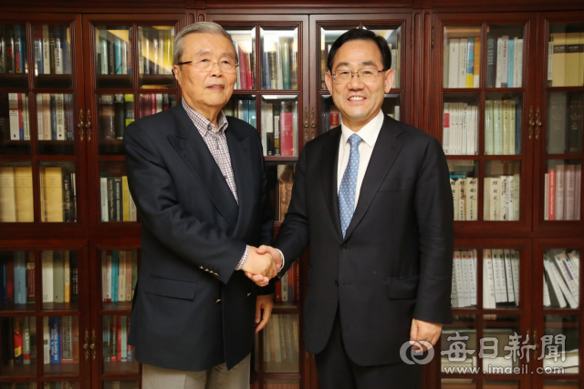 주호영 미래통합당 원내대표은 22일 서울 종로구에 있는 김종인 전 미래통합당 총괄선대위원장의 사무실에서 김 전 위원장을 만나 
