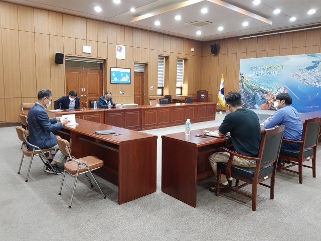 25일 포항지방해양수산청에서 울릉군과 화물선사 등이 택배 등 화물 운송 일정과 관련해 간담회를 갖고 있다. 포항지방해양수산청 제공.