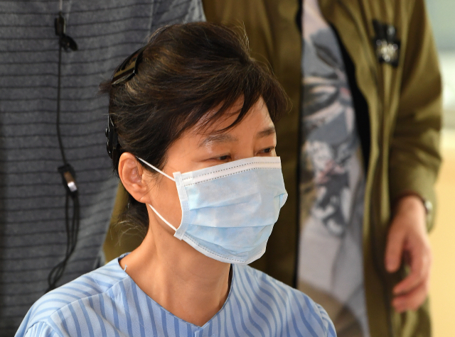 치료를 받기 위해 병원으로 향하고 있는 박근혜 전 대통령. 자료사진 연합뉴스