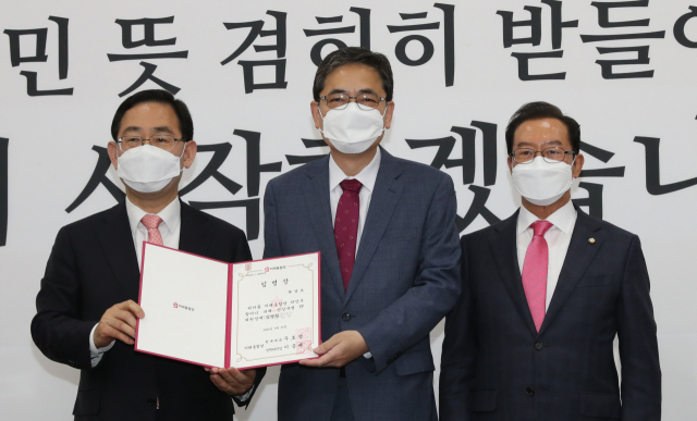 미래통합당 곽상도 위안부 할머니 피해 진상규명 TF 위원장이 25일 오후 서울 여의도 국회에서 열린 위안부 할머니 피해 진상규명 TF 임명장 수여식에서 주호영 원내대표로부터 임명장을 받고 있다. 연합뉴스
