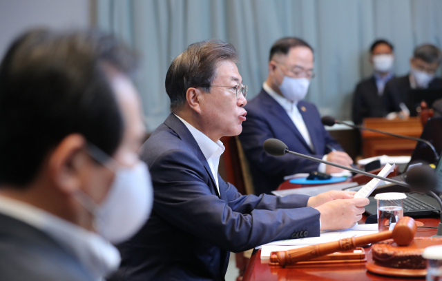 문재인 대통령이 26일 오전 청와대에서 국무회의를 주재하고 있다. 연합뉴스