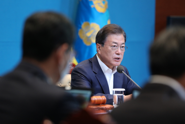 문재인 대통령이 26일 오전 청와대에서 열린 국무회의에서 발언하고 있다. 연합뉴스