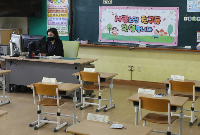 한 초등학교 1학년 교실 및 교사. 자료사진. 연합뉴스