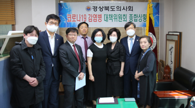 경상북도의사회는 코로나19 확산 속에서 환자를 돌보다 안타깝게 세상을 떠난 고 허영구 원장의 뜻을 기리는 공로장을 유족(오른쪽 세번째)에게 전달하고 위로했다. 경북도의사회 제공