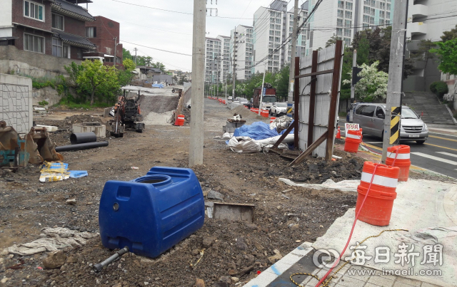 영천중학교에서 영천교간 900m 왕복 4차로 도로 확장 공사구간에 부실하게 설치된 가림막 등의 안전시설물과 아무렇게나 방치된 자재 및 장비가 미관을 찌푸리게 하고 있다. 강선일기자
