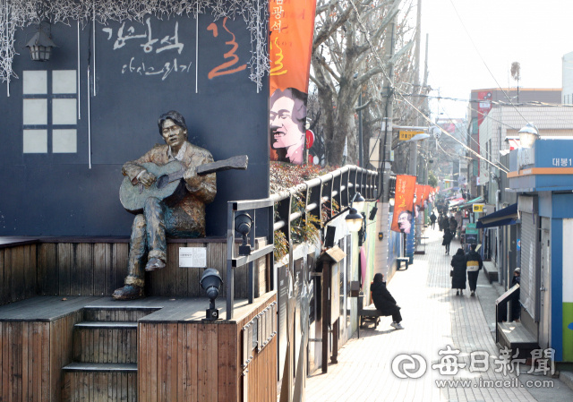 정부가 파격적인 할인과 지원으로 관광내수 활성화에 나선다. 사진은 대구 중구 김광석 거리 모습. 매일신문DB.