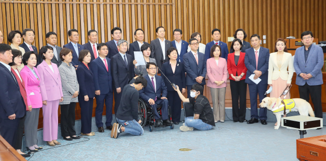 미래한국당 원유철 대표, 국회의원, 당선인들이 26일 국회에서 열린 합동연석회의를 마친 뒤 미래통합당과 합당 결의문을 발표하고 있다. 연합뉴스