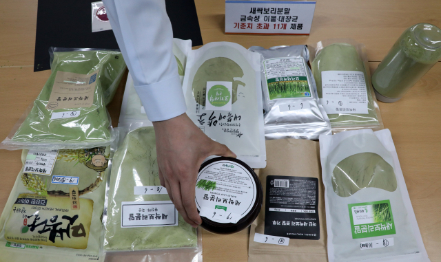 한국소비자원은 온라인 판매 새싹보리 분말식품에서 식약처 기준 초과 금속성 이물과 대장균이 나왔다고 26일 발표했다. 소비자원은 조사대상 20개 제품 중 11개가 기준에 부적합했다며, 8개에서 기준 초과 대장균이 나왔다고 전했다. 금속성 이물은 7개 제품에서 허용기준 5배 이상이 나왔다. 이날 송파구 서울지원에서 관계자가 이번 조사대상 새싹보리 분말식품을 소개하고 있다. 연합뉴스
