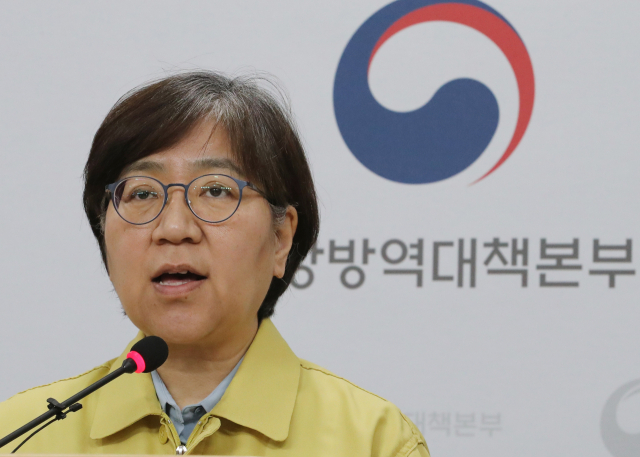 정은경 중앙방역대책본부장(질병관리본부장)이 지난 8일 오후 충북 청주시 질병관리본부에서 코로나19 국내 발생 현황 및 확진 환자 중간조사 결과 등 정례브리핑을 하고 있다. 연합뉴스