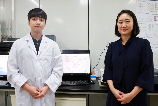 DGIST 신물질과학전공 박진희 교수(우)와 이병찬 석박통합과정생. DGIST 제공