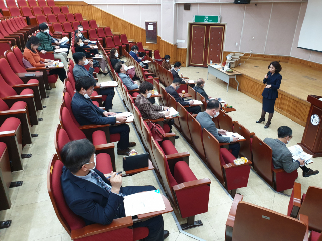 지난 3월 경북교육청이 구미 인동고등학교에서 교사들의 다과목 전문성을 높이기 위해 교양교과대학원 진학지원을 위한 사업설명회를 하는 모습. 경북교육청 제공