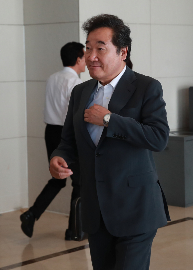 더불어민주당 이낙연 당선인이 27일 오전 서울 양재동 더케이호텔에서 열린 더불어민주당 제21대 국회의원 당선인 워크숍에서 오찬을 하기 위해 밖으로 나서고 있다. 연합뉴스