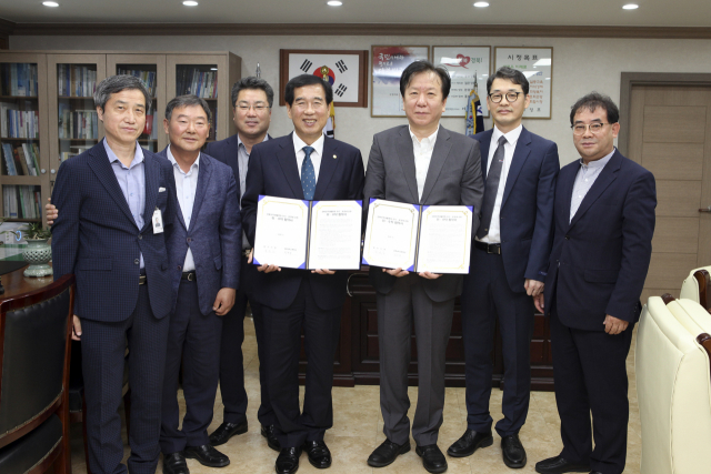 최영조 경산시장(왼쪽)과 정호영 경북대학교병원장이 경북권역 재활병원 운영 및 관리에 대한 협약을 체결했다. 경북대병원 제공